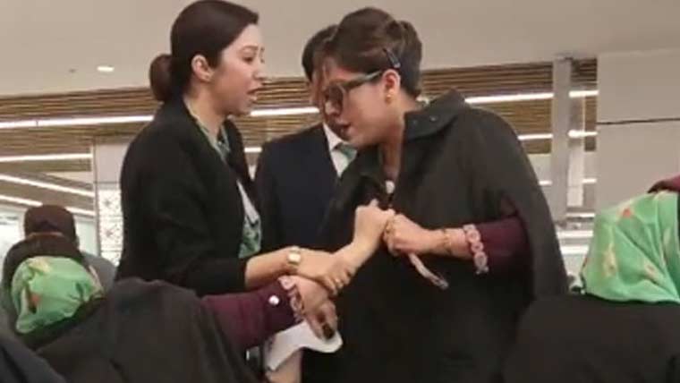 جدہ ایئرپورٹ پر پی آئی اے کی 2 ایئر ہوسٹس کے درمیان ہاتھا پائی