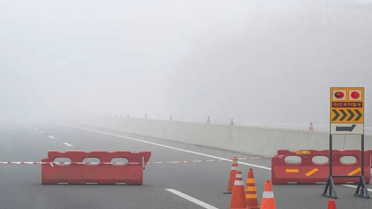 شدید دھند سے حدِ نگاہ متاثر، موٹرویز مختلف مقامات سے ٹریفک کیلئے بند