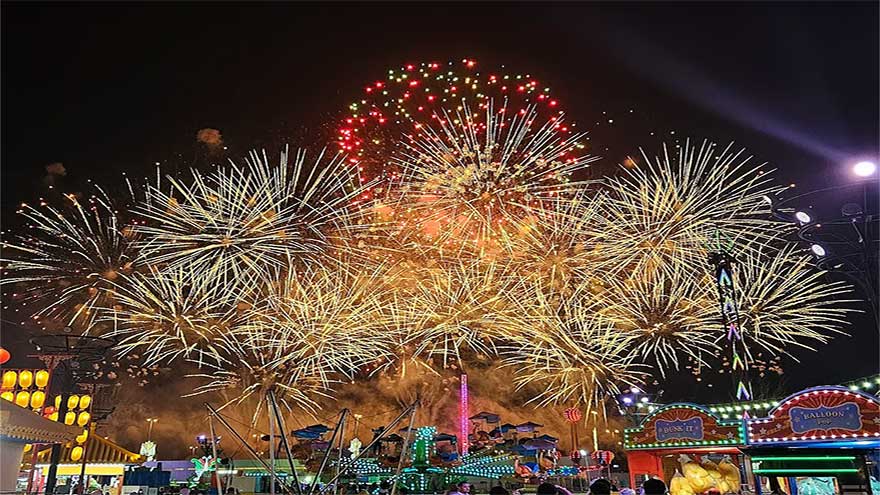 New Year preparations: 62-minute fireworks light up Abu Dhabi's sky