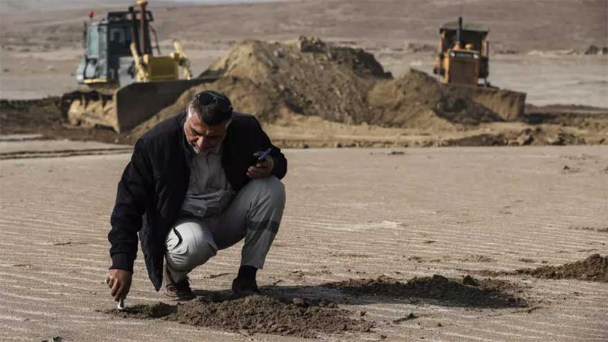 Dunya News Iraqis cover soil with clay to curb sandstorms