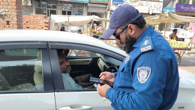 بہاولنگر: کارسواروں کا چیکنگ پر ٹریفک اہلکار پر حملہ، تشدد، وردی پھاڑ دی