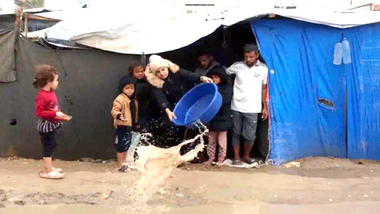 غزہ میں بارشیں، یخ بستہ ہوئیں، خیموں میں مقیم فلسطینی شدید مشکلات کا شکار