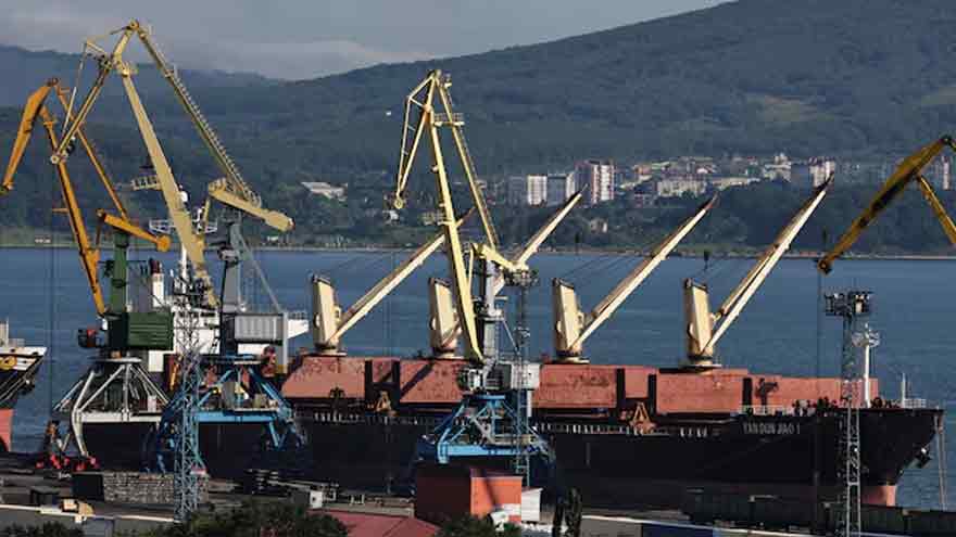 Oil gains as investors weigh Middle East tensions