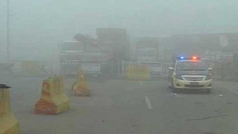 شدید دھند کے باعث موٹر وے کے مختلف سیکشنز ٹریفک کے لیے بند