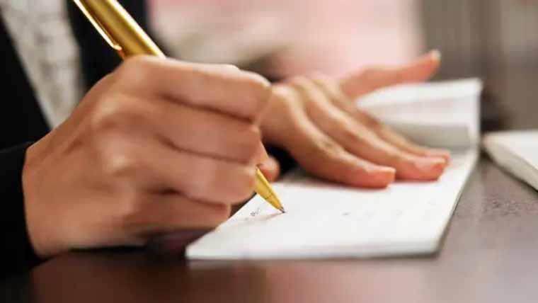 بیوی نے شوہر کے خلاف جعلی چیک دینے کا مقدمہ درج کروا دیا