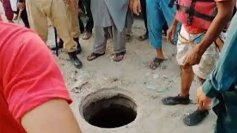 کراچی: ایک اور بچہ کھلے مین ہول میں گر کر جاں بحق 