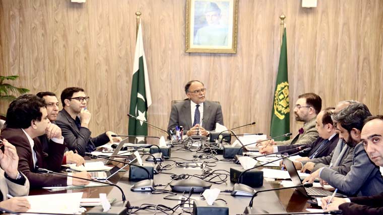 احسن اقبال کی توانائی کے زیرِ تکمیل منصوبوں میں رکاوٹیں دور کرنے کی ہدایت