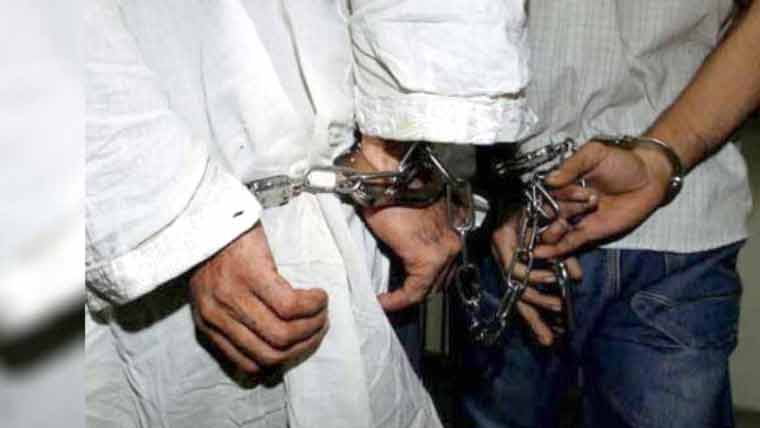 کراچی میں مقابلہ، پولیس یونیفارم پہن کر ڈکیتیاں کرنے والے 4 ڈاکو زخمی حالت میں گرفتار