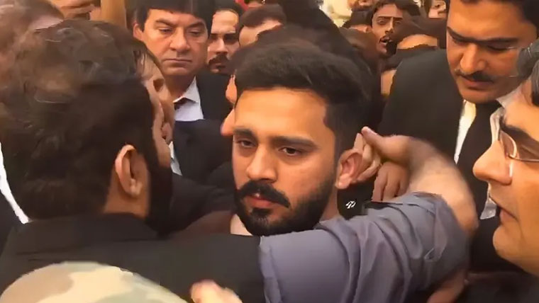 کراچی: عدالت پیشی کے دوران یوٹیوبر رجب بٹ پر وکلا کا تشدد، مقدمہ درج