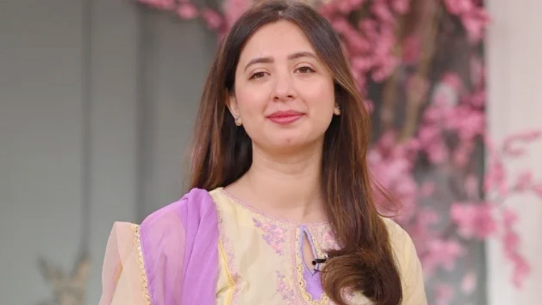 کومل عزیز نے اداکاری کو اپنی کم عمری میں تفریح کا ذریعہ قرار دے دیا