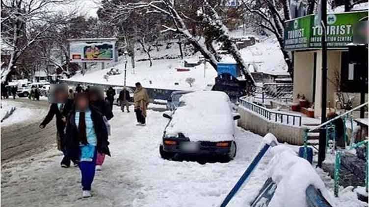 Snowfall in Murree, Kashmir lures visitors