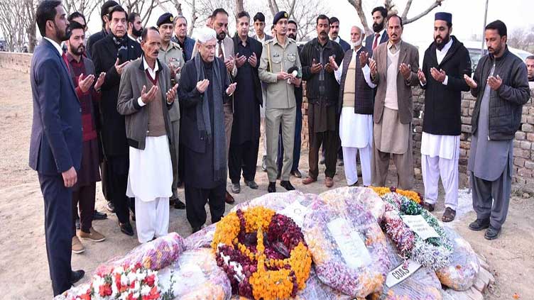 President offers Fateha at grave of martyred Major Hamza Israr