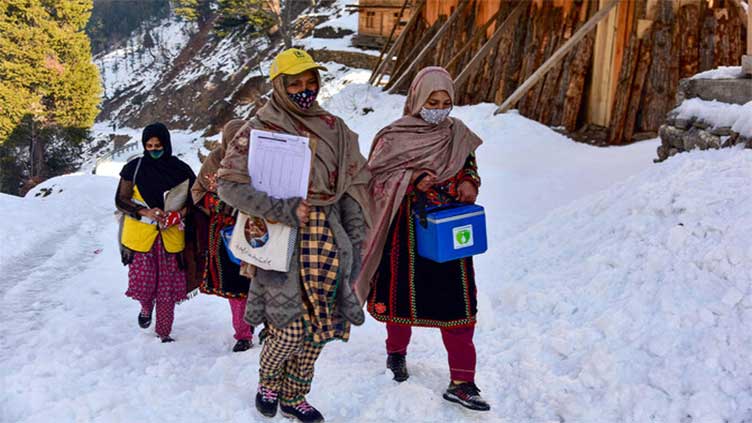 Health workers kick off polio drive despite snow in Kashmir