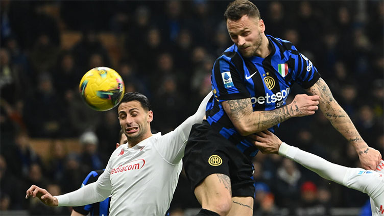 Inter a point behind leaders Napoli after squeezing past Fiorentina