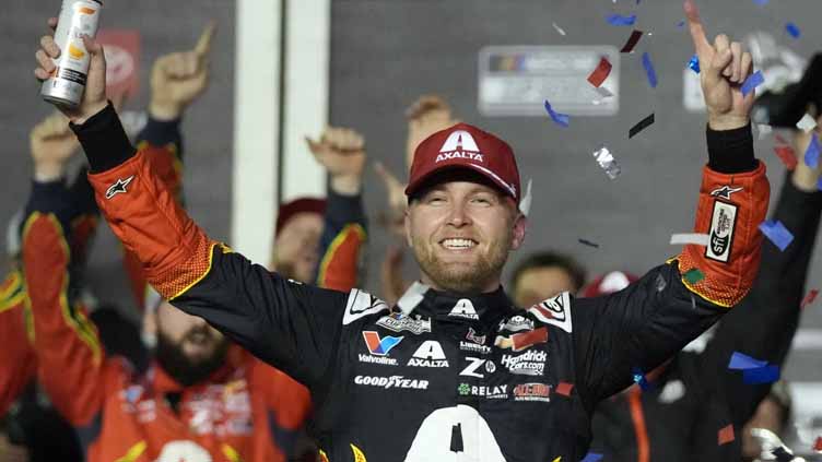 William Byron avoids late wrecks to win 2nd straight Daytona 500 for Hendrick Motorsports