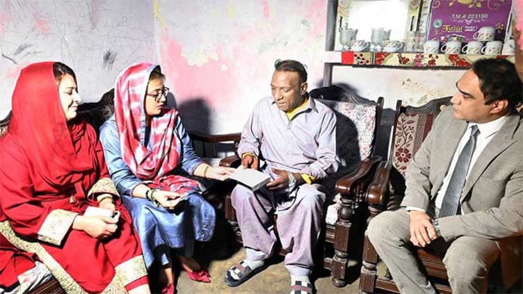 Ailing stage actor Lucky Dear gets Rs2.5m cheque