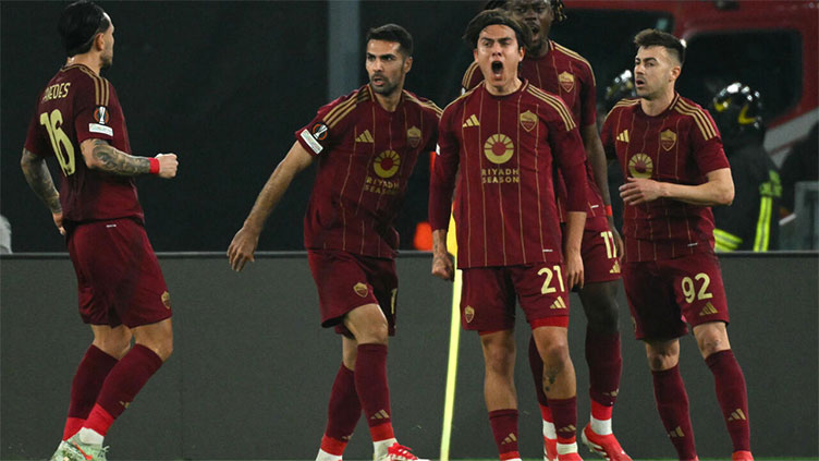 Roma reach Europa League last 16 as 10-man Ajax scrape through