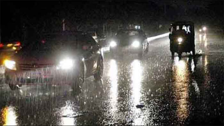 Light rain in Lahore turns weather nippy