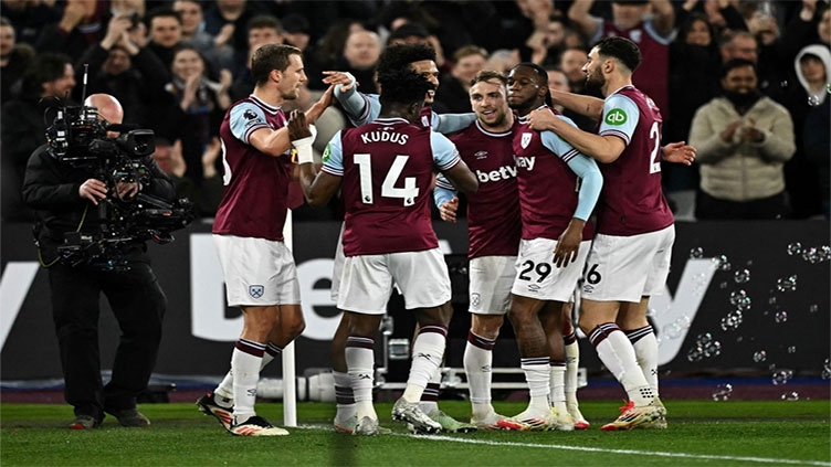 West Ham ease to victory over lacklustre Leicester