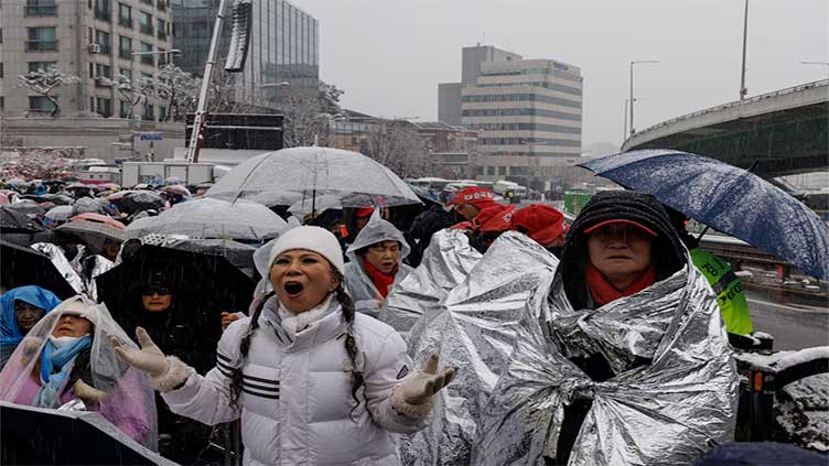 South Korea protesters rally for, against Yoon arrest as deadline looms