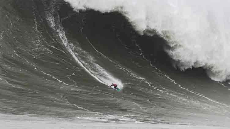 US citizen records surfing on largest wave ever possible