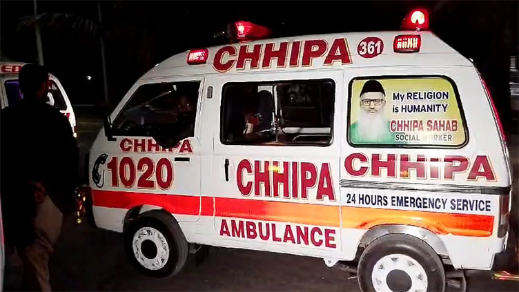 One killed, 17 injured in car, pick-up collision in Karachi