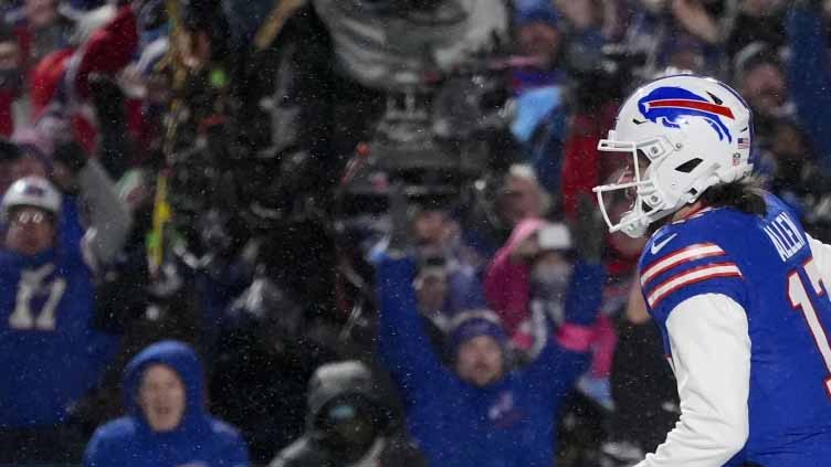 Josh Allen scores 2 TDs, Bills force 3 turnovers to beat Ravens 27-25 and reach AFC title game