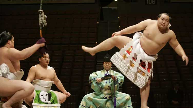 Sumo walks 'tightrope' with first overseas events in 20 years