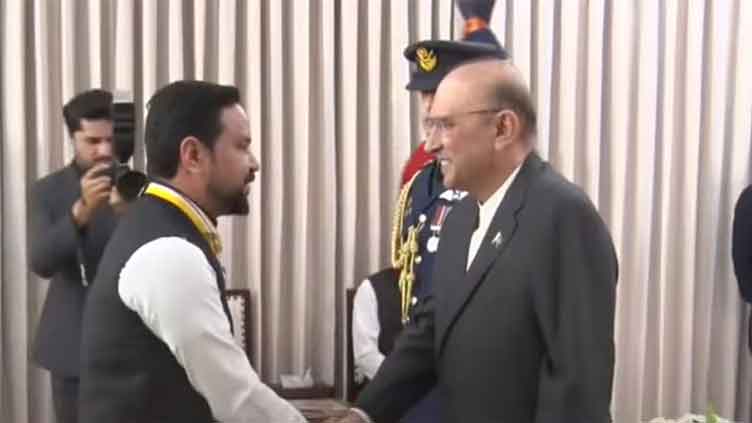 President confers Sitara-e-Imtiaz on Asif Bashir for saving Hajj pilgrims' lives