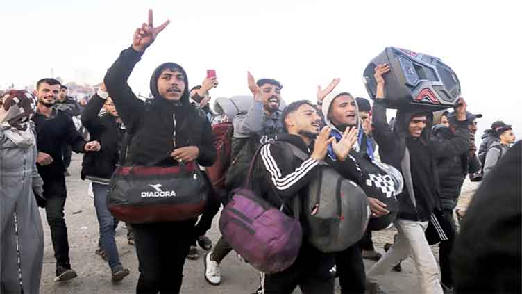  Tens of thousands return to devastated northern Gaza as Israel lifts its closure under truce