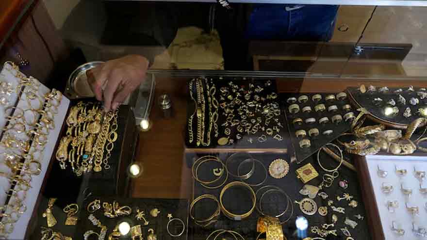 Gold hovers near one-week low as firmer US dollar, yields weigh