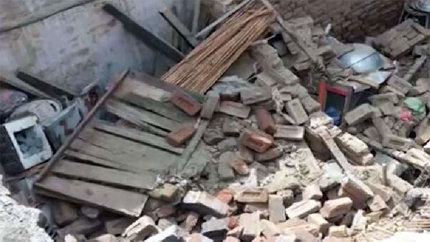 Roof collapses in Lahore's Gawalmandi, no casualty reported
