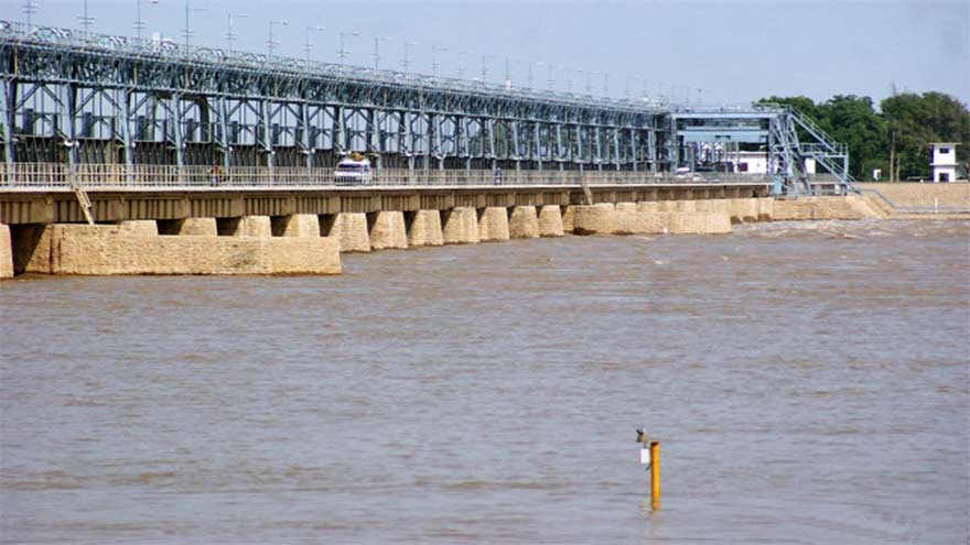 River Indus runs in medium at Chashma