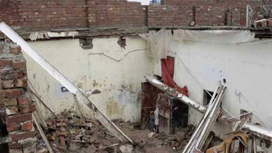 Roof collapse kills one, injures two labourers in Gujranwala