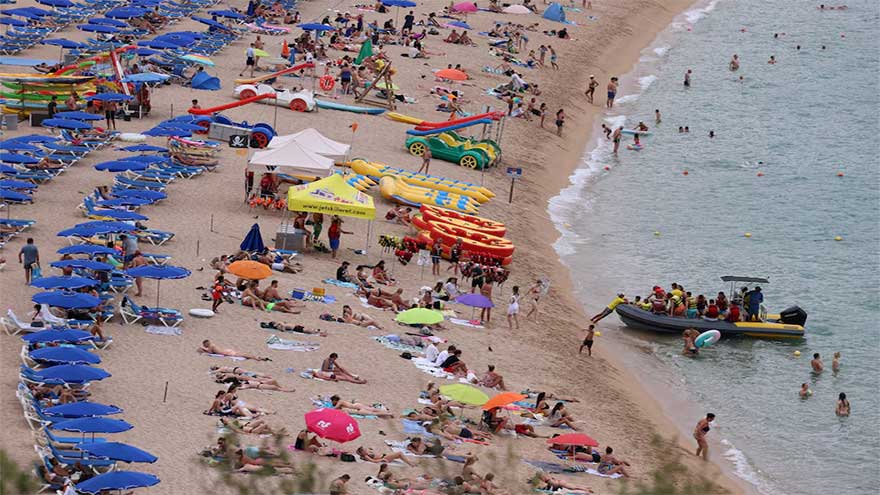 Dunya News Spaniards struggle to enjoy their own beaches in tourist deluge