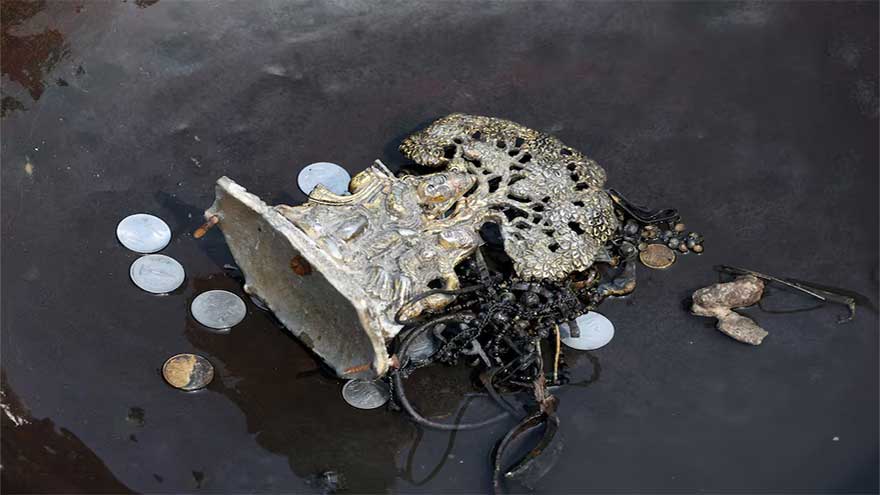 Dunya News India's river divers risk health in search for hidden treasures