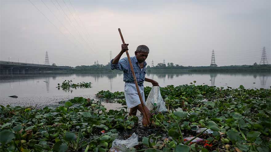 India's river divers risk health in search for hidden treasures
