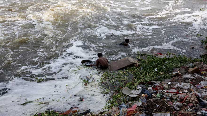 India's river divers risk health in search for hidden treasures