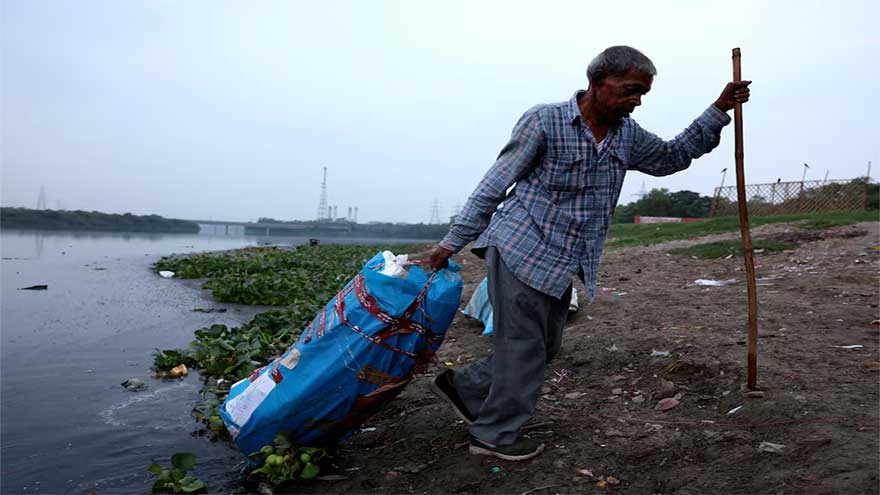 India's river divers risk health in search for hidden treasures