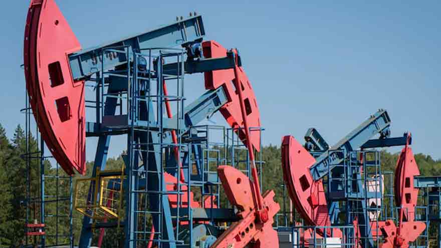 Oil prices little changed as Iraq outages clash with tariff worries