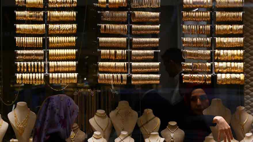 Gold heads for weekly dip, platinum hits highest in more than a decade