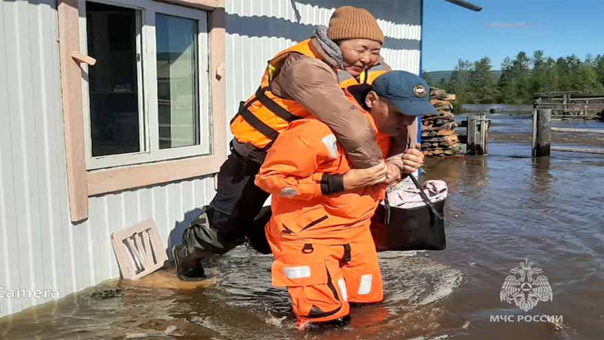 Rescuers save families, farm animals and one pet hamster after Russian floods