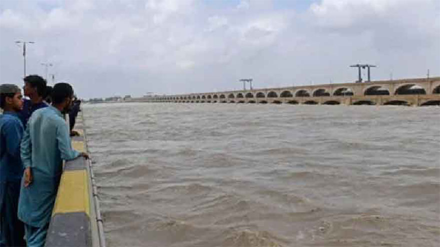 River Indus bursts its banks in Layyah, inundates several villages