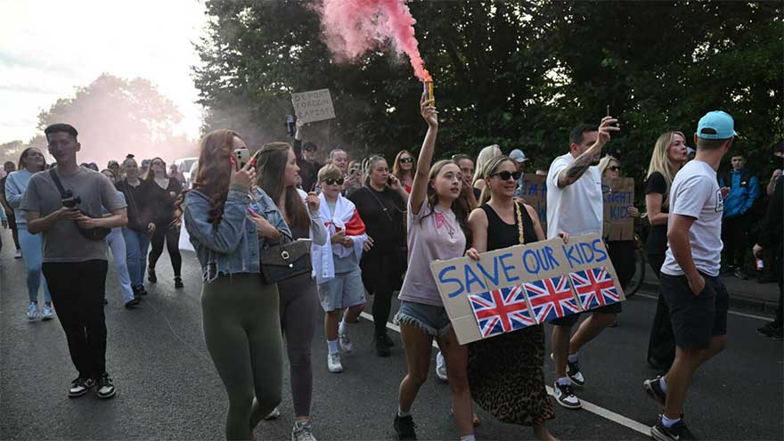 New clashes outside London hotel housing migrants