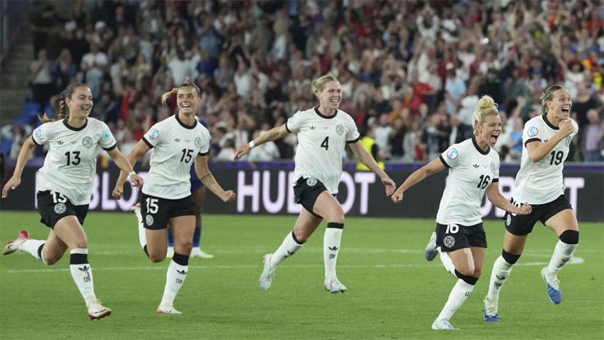 Germany beat France on penalties to set up Spain semi-final at women's Euros