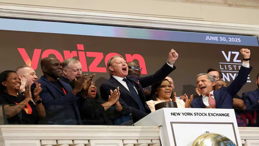 Verizon boosts annual forecast on demand for premium plans, tax law benefit