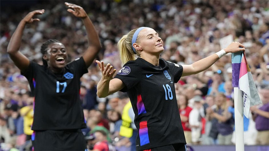 Kelly hits winner as late drama takes England into Women's Euro 2025 final