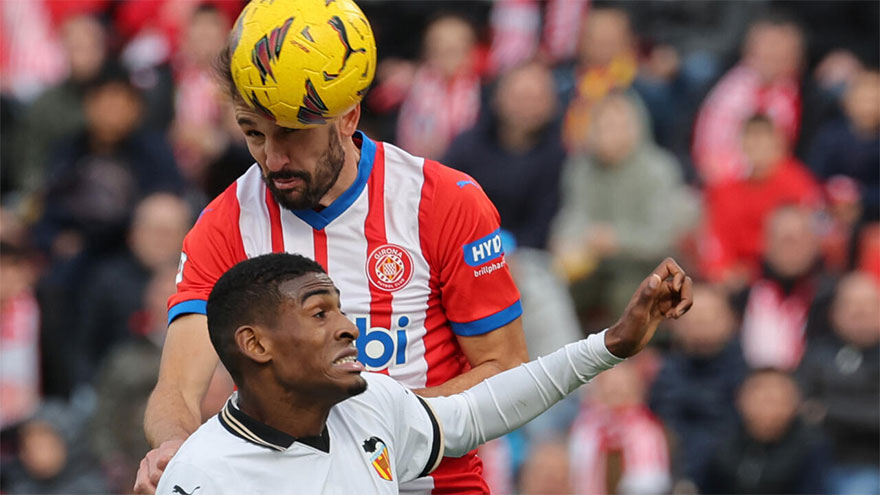 Arsenal sign Valencia defender Mosquera