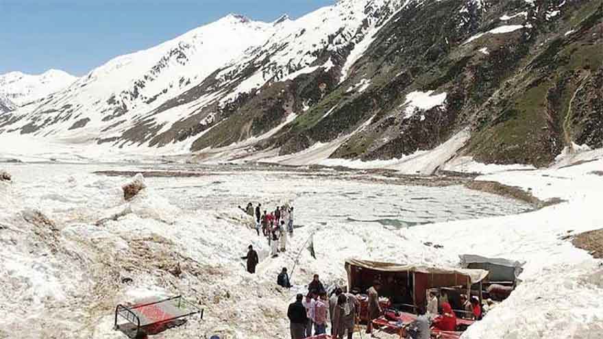  Hundreds of tourists rescued after cloudburst, landslide on Lake Saif-ul-Malook Road