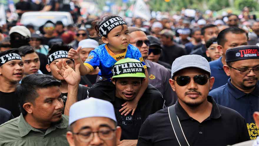 Thousands rally in Malaysia to call for PM Anwar's resignation